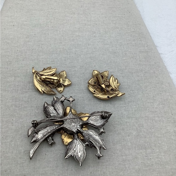 Vintage Avon Rich Christmas Brooch and Clip earrings 1992 - Picture 7 of 7